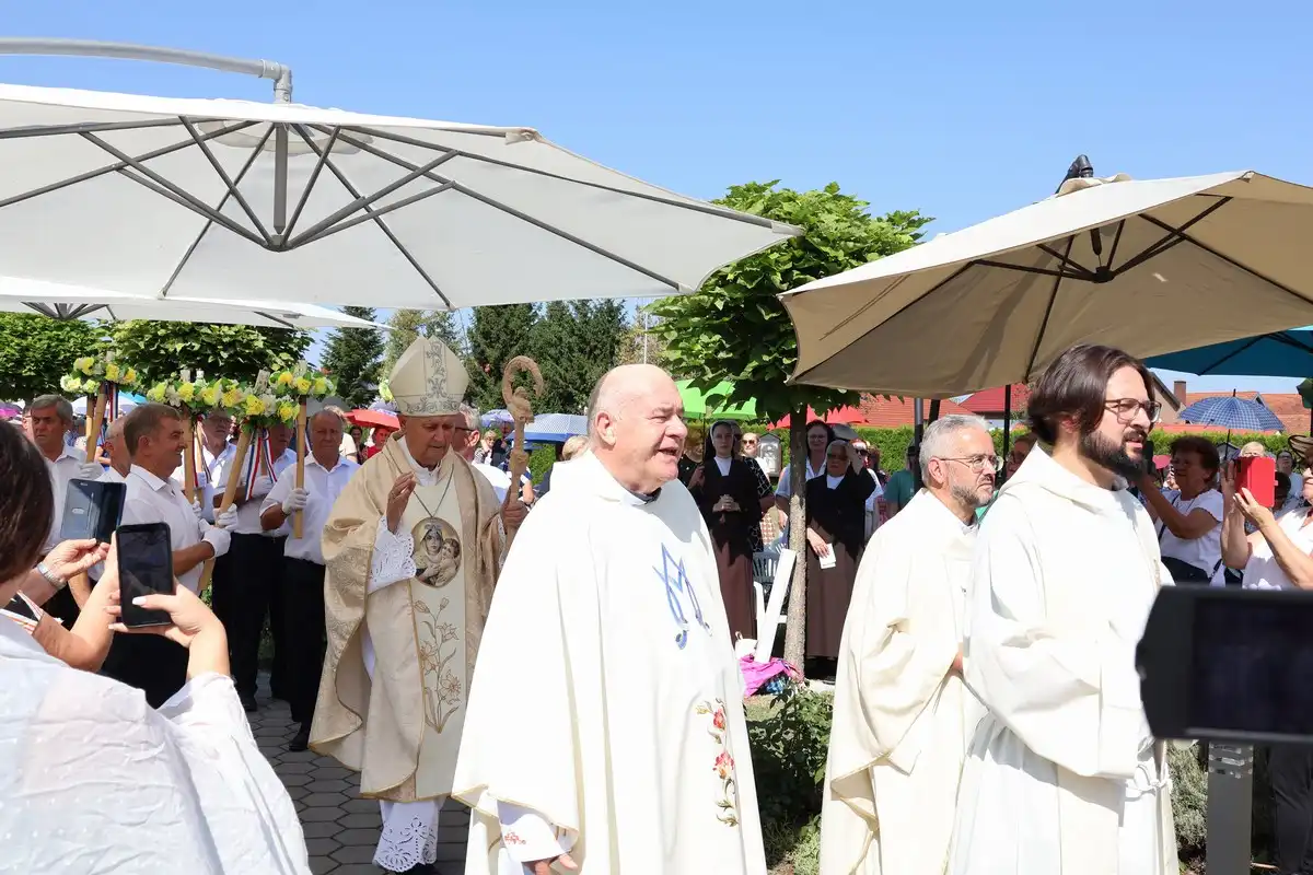 FOTO Proslavljena 15. godišnjica posvete Prvog hrvatskog Schönstattskog svetišta u Maloj Subotici (10) FOTO Proslavljena 15. godišnjica posvete Prvog hrvatskog Schönstattskog svetišta u Maloj Subotici (10)