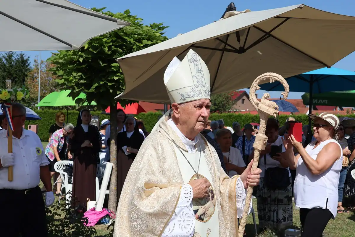 FOTO Proslavljena 15. godišnjica posvete Prvog hrvatskog Schönstattskog svetišta u Maloj Subotici (11) FOTO Proslavljena 15. godišnjica posvete Prvog hrvatskog Schönstattskog svetišta u Maloj Subotici (11)