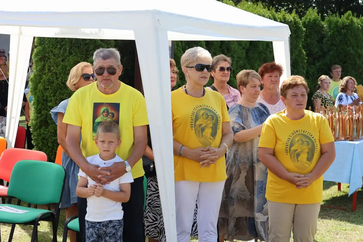 FOTO Proslavljena 15. godišnjica posvete Prvog hrvatskog Schönstattskog svetišta u Maloj Subotici (12) FOTO Proslavljena 15. godišnjica posvete Prvog hrvatskog Schönstattskog svetišta u Maloj Subotici (12)