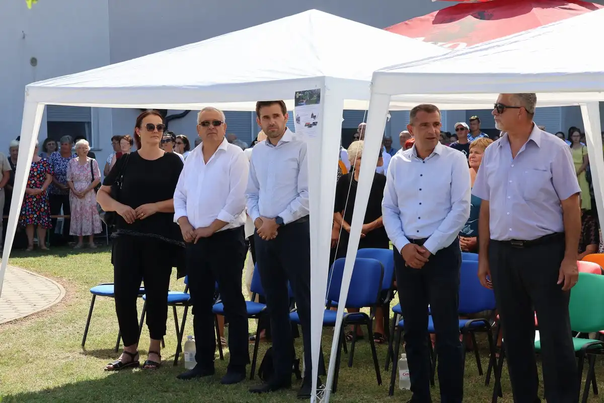 FOTO Proslavljena 15. godišnjica posvete Prvog hrvatskog Schönstattskog svetišta u Maloj Subotici (13) FOTO Proslavljena 15. godišnjica posvete Prvog hrvatskog Schönstattskog svetišta u Maloj Subotici (13)