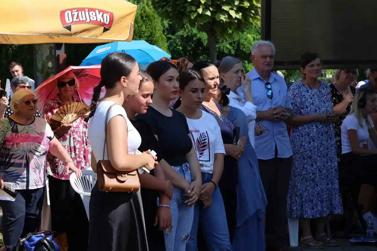 FOTO Proslavljena 15. godišnjica posvete Prvog hrvatskog Schönstattskog svetišta u Maloj Subotici (14) FOTO Proslavljena 15. godišnjica posvete Prvog hrvatskog Schönstattskog svetišta u Maloj Subotici (14)
