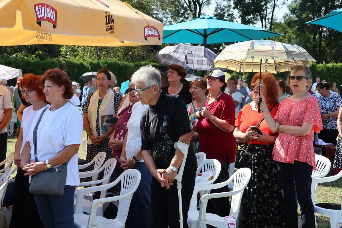 FOTO Proslavljena 15. godišnjica posvete Prvog hrvatskog Schönstattskog svetišta u Maloj Subotici (15) FOTO Proslavljena 15. godišnjica posvete Prvog hrvatskog Schönstattskog svetišta u Maloj Subotici (15)