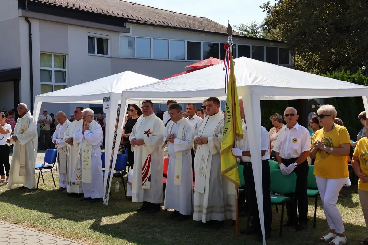 FOTO Proslavljena 15. godišnjica posvete Prvog hrvatskog Schönstattskog svetišta u Maloj Subotici (16) FOTO Proslavljena 15. godišnjica posvete Prvog hrvatskog Schönstattskog svetišta u Maloj Subotici (16)