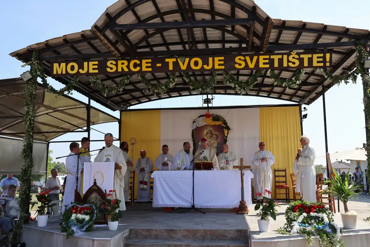 FOTO Proslavljena 15. godišnjica posvete Prvog hrvatskog Schönstattskog svetišta u Maloj Subotici (17) FOTO Proslavljena 15. godišnjica posvete Prvog hrvatskog Schönstattskog svetišta u Maloj Subotici (17)