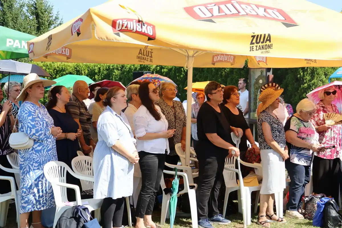 FOTO Proslavljena 15. godišnjica posvete Prvog hrvatskog Schönstattskog svetišta u Maloj Subotici (18) FOTO Proslavljena 15. godišnjica posvete Prvog hrvatskog Schönstattskog svetišta u Maloj Subotici (18)