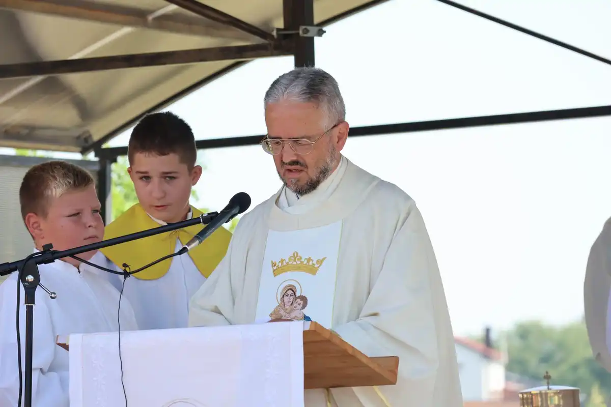 FOTO Proslavljena 15. godišnjica posvete Prvog hrvatskog Schönstattskog svetišta u Maloj Subotici (19) FOTO Proslavljena 15. godišnjica posvete Prvog hrvatskog Schönstattskog svetišta u Maloj Subotici (19)