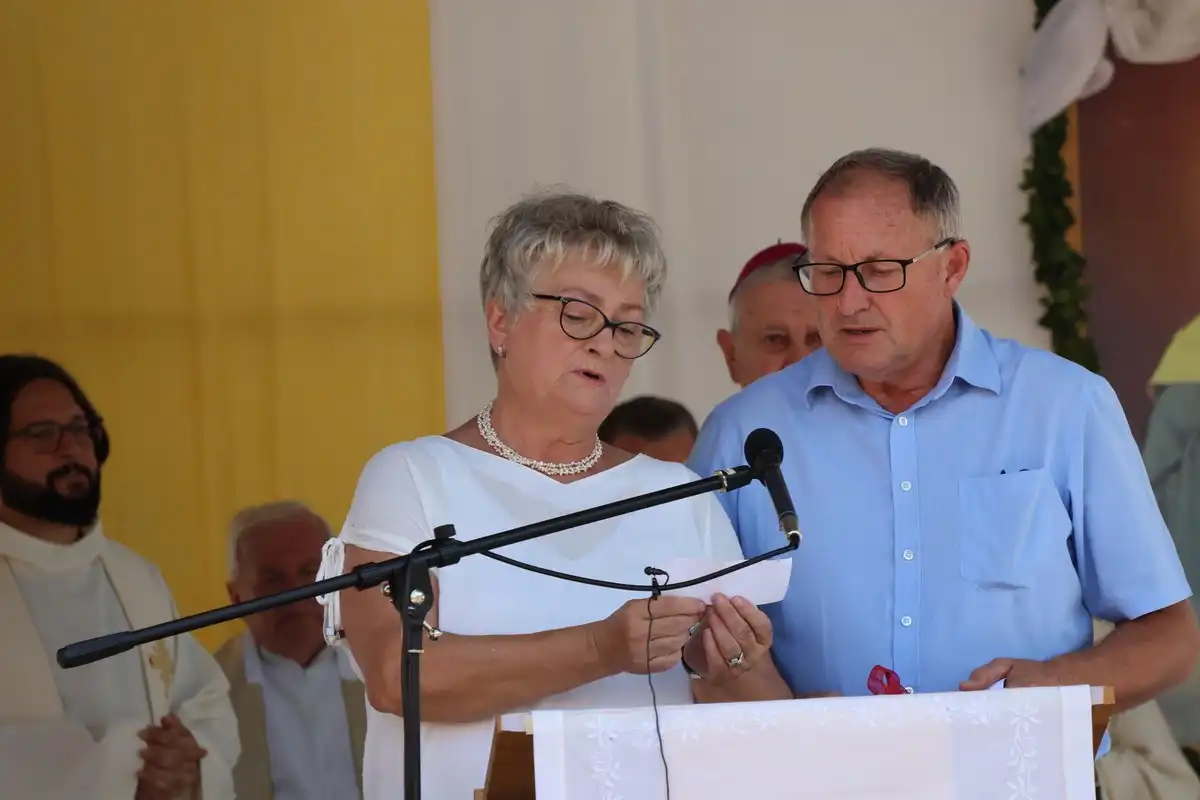 FOTO Proslavljena 15. godišnjica posvete Prvog hrvatskog Schönstattskog svetišta u Maloj Subotici (2) FOTO Proslavljena 15. godišnjica posvete Prvog hrvatskog Schönstattskog svetišta u Maloj Subotici (2)