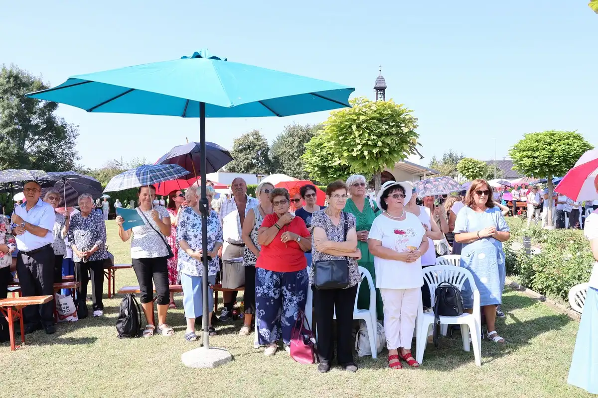 FOTO Proslavljena 15. godišnjica posvete Prvog hrvatskog Schönstattskog svetišta u Maloj Subotici (20) FOTO Proslavljena 15. godišnjica posvete Prvog hrvatskog Schönstattskog svetišta u Maloj Subotici (20)