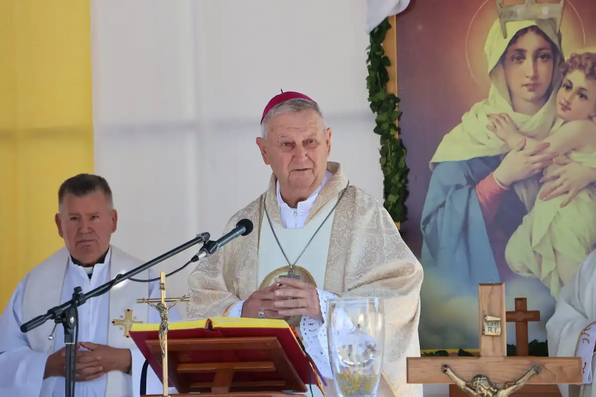 FOTO Proslavljena 15. godišnjica posvete Prvog hrvatskog Schönstattskog svetišta u Maloj Subotici (21) FOTO Proslavljena 15. godišnjica posvete Prvog hrvatskog Schönstattskog svetišta u Maloj Subotici (21)