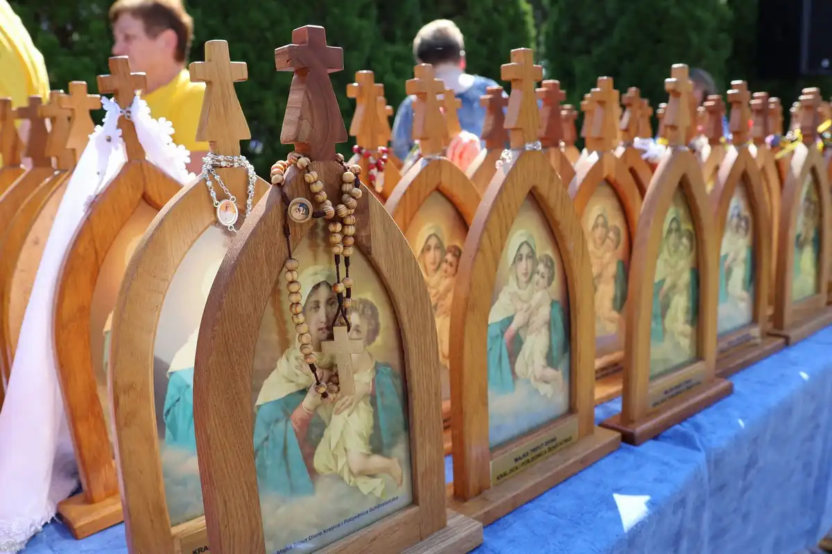 FOTO Proslavljena 15. godišnjica posvete Prvog hrvatskog Schönstattskog svetišta u Maloj Subotici (22) FOTO Proslavljena 15. godišnjica posvete Prvog hrvatskog Schönstattskog svetišta u Maloj Subotici (22)