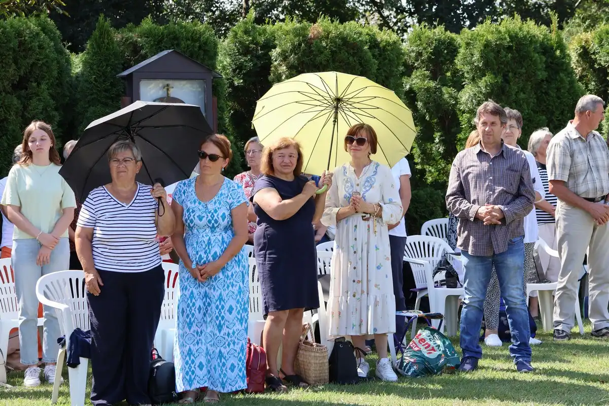 FOTO Proslavljena 15. godišnjica posvete Prvog hrvatskog Schönstattskog svetišta u Maloj Subotici (24) FOTO Proslavljena 15. godišnjica posvete Prvog hrvatskog Schönstattskog svetišta u Maloj Subotici (24)