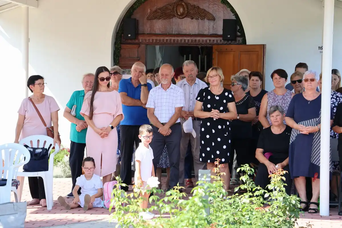FOTO Proslavljena 15. godišnjica posvete Prvog hrvatskog Schönstattskog svetišta u Maloj Subotici (25) FOTO Proslavljena 15. godišnjica posvete Prvog hrvatskog Schönstattskog svetišta u Maloj Subotici (25)
