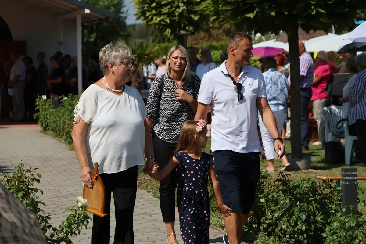 FOTO Proslavljena 15. godišnjica posvete Prvog hrvatskog Schönstattskog svetišta u Maloj Subotici (26) FOTO Proslavljena 15. godišnjica posvete Prvog hrvatskog Schönstattskog svetišta u Maloj Subotici (26)