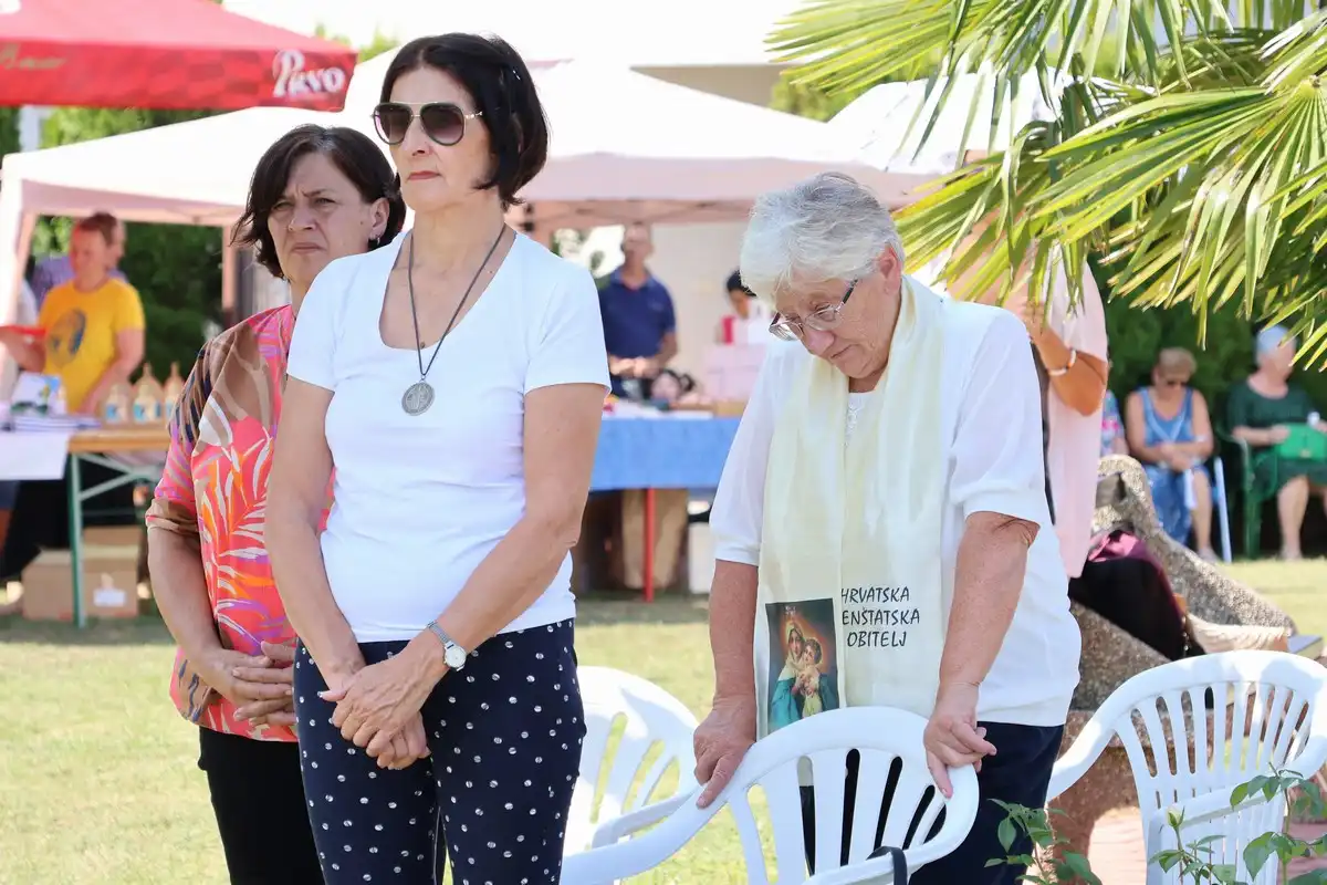 FOTO Proslavljena 15. godišnjica posvete Prvog hrvatskog Schönstattskog svetišta u Maloj Subotici (27) FOTO Proslavljena 15. godišnjica posvete Prvog hrvatskog Schönstattskog svetišta u Maloj Subotici (27)
