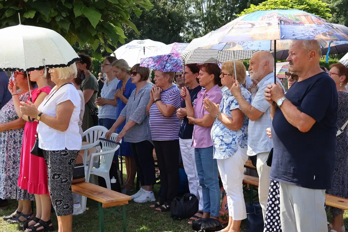 FOTO Proslavljena 15. godišnjica posvete Prvog hrvatskog Schönstattskog svetišta u Maloj Subotici (28) FOTO Proslavljena 15. godišnjica posvete Prvog hrvatskog Schönstattskog svetišta u Maloj Subotici (28)