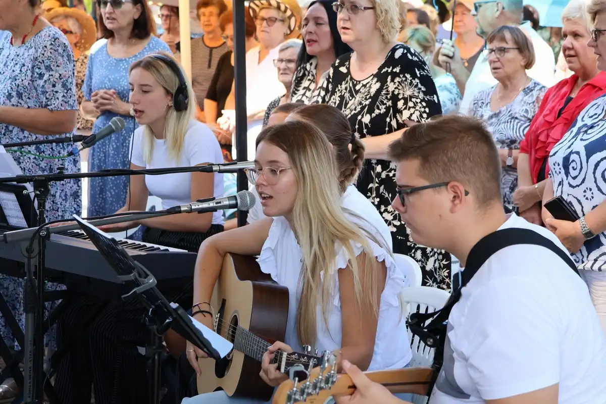 FOTO Proslavljena 15. godišnjica posvete Prvog hrvatskog Schönstattskog svetišta u Maloj Subotici (29) FOTO Proslavljena 15. godišnjica posvete Prvog hrvatskog Schönstattskog svetišta u Maloj Subotici (29)