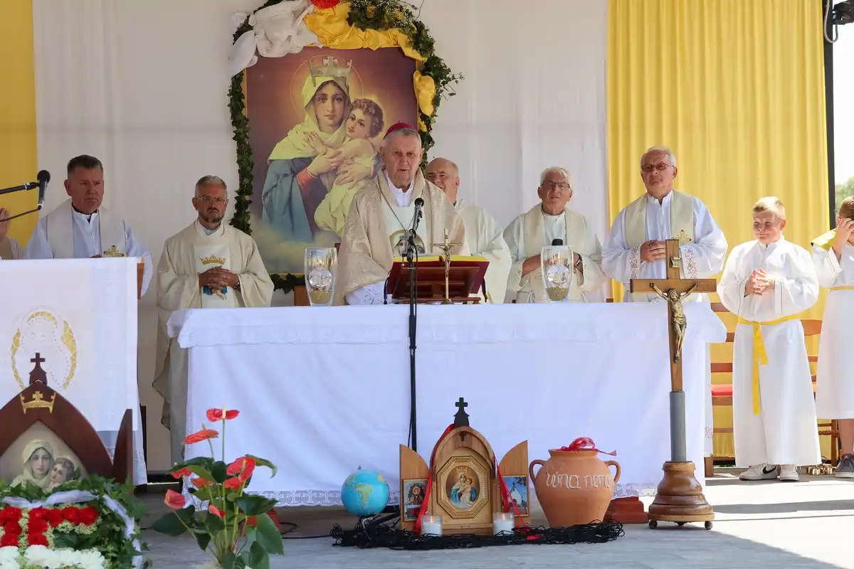 FOTO Proslavljena 15. godišnjica posvete Prvog hrvatskog Schönstattskog svetišta u Maloj Subotici (3) FOTO Proslavljena 15. godišnjica posvete Prvog hrvatskog Schönstattskog svetišta u Maloj Subotici (3)