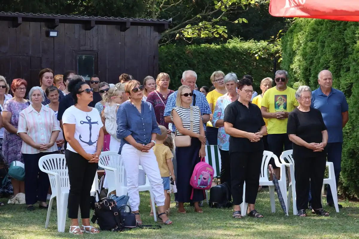 FOTO Proslavljena 15. godišnjica posvete Prvog hrvatskog Schönstattskog svetišta u Maloj Subotici (30) FOTO Proslavljena 15. godišnjica posvete Prvog hrvatskog Schönstattskog svetišta u Maloj Subotici (30)