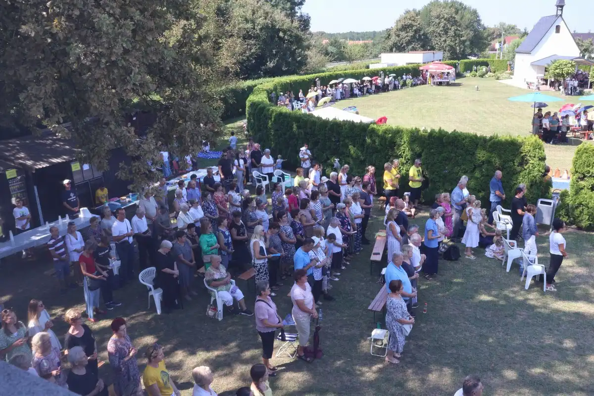 FOTO Proslavljena 15. godišnjica posvete Prvog hrvatskog Schönstattskog svetišta u Maloj Subotici (31) FOTO Proslavljena 15. godišnjica posvete Prvog hrvatskog Schönstattskog svetišta u Maloj Subotici (31)