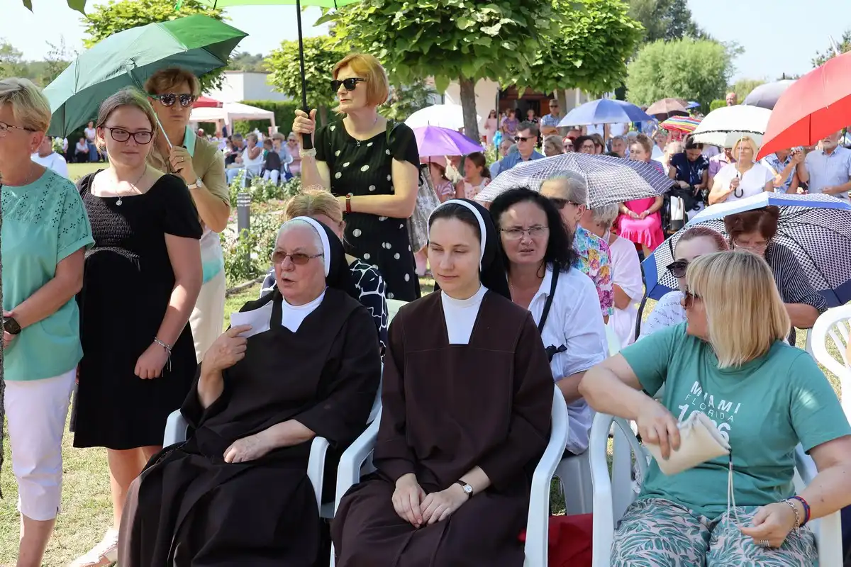 FOTO Proslavljena 15. godišnjica posvete Prvog hrvatskog Schönstattskog svetišta u Maloj Subotici (4) FOTO Proslavljena 15. godišnjica posvete Prvog hrvatskog Schönstattskog svetišta u Maloj Subotici (4)