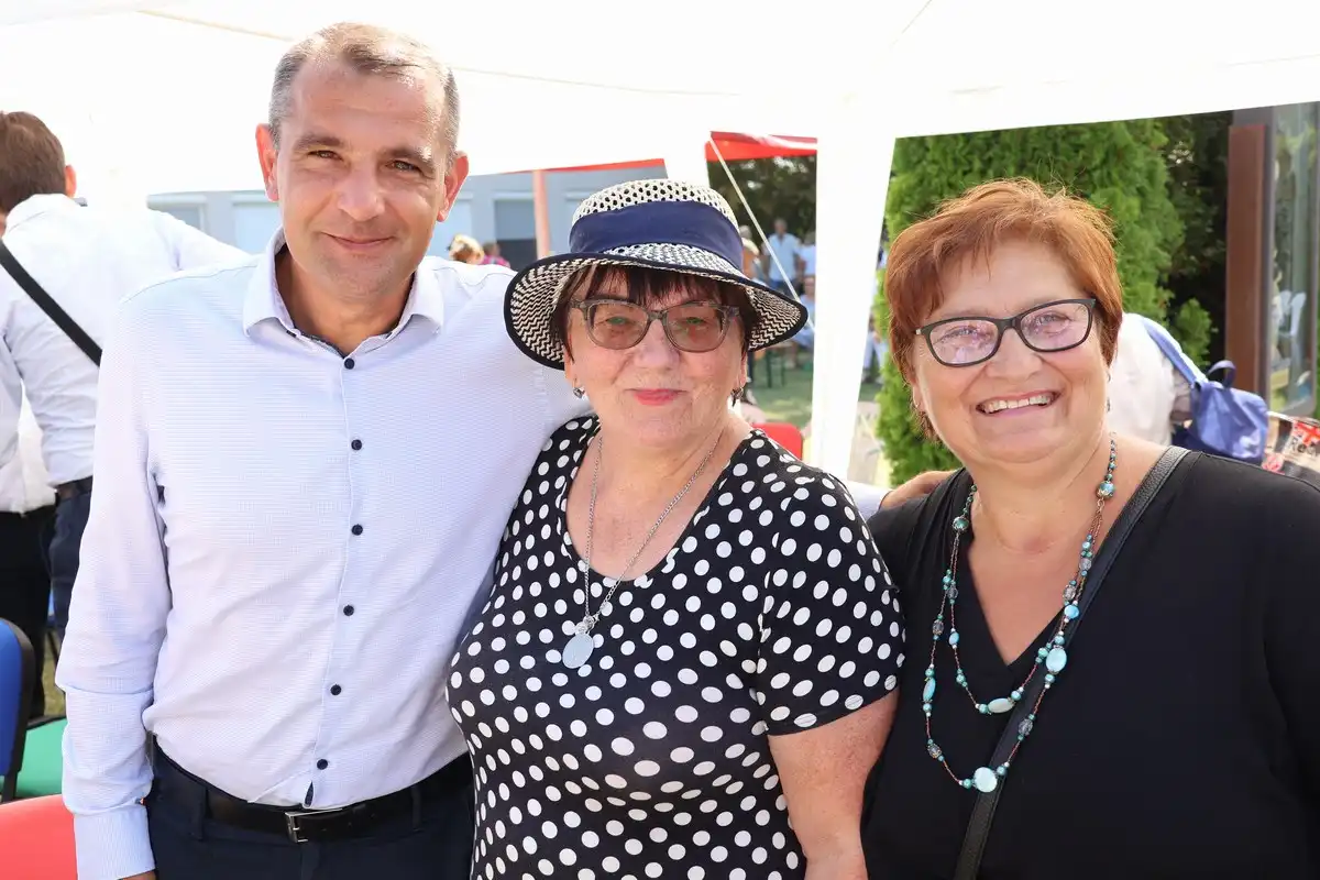 FOTO Proslavljena 15. godišnjica posvete Prvog hrvatskog Schönstattskog svetišta u Maloj Subotici (5) FOTO Proslavljena 15. godišnjica posvete Prvog hrvatskog Schönstattskog svetišta u Maloj Subotici (5)
