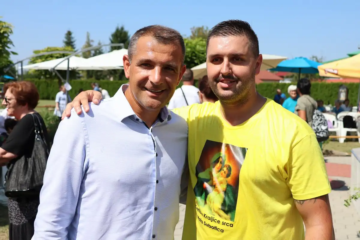 FOTO Proslavljena 15. godišnjica posvete Prvog hrvatskog Schönstattskog svetišta u Maloj Subotici (6) FOTO Proslavljena 15. godišnjica posvete Prvog hrvatskog Schönstattskog svetišta u Maloj Subotici (6)