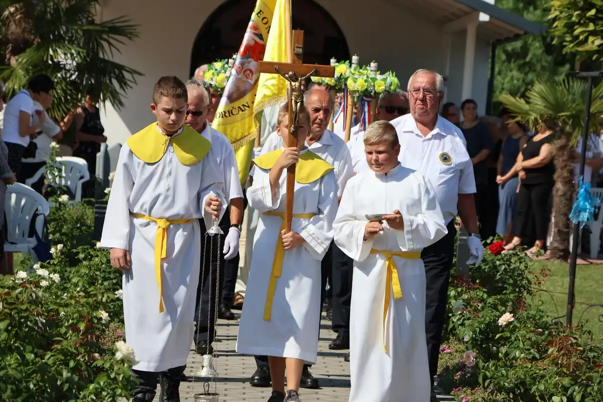 FOTO Proslavljena 15. godišnjica posvete Prvog hrvatskog Schönstattskog svetišta u Maloj Subotici (7) FOTO Proslavljena 15. godišnjica posvete Prvog hrvatskog Schönstattskog svetišta u Maloj Subotici (7)