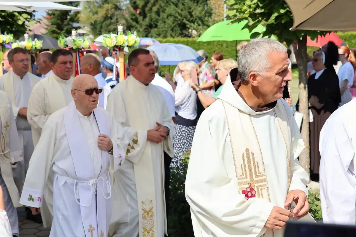 FOTO Proslavljena 15. godišnjica posvete Prvog hrvatskog Schönstattskog svetišta u Maloj Subotici (8) FOTO Proslavljena 15. godišnjica posvete Prvog hrvatskog Schönstattskog svetišta u Maloj Subotici (8)