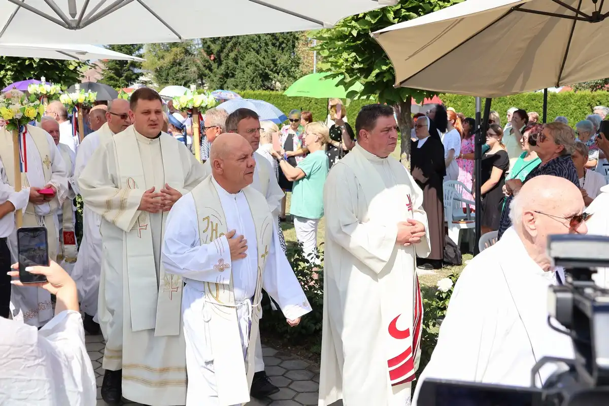 FOTO Proslavljena 15. godišnjica posvete Prvog hrvatskog Schönstattskog svetišta u Maloj Subotici (9) FOTO Proslavljena 15. godišnjica posvete Prvog hrvatskog Schönstattskog svetišta u Maloj Subotici (9)