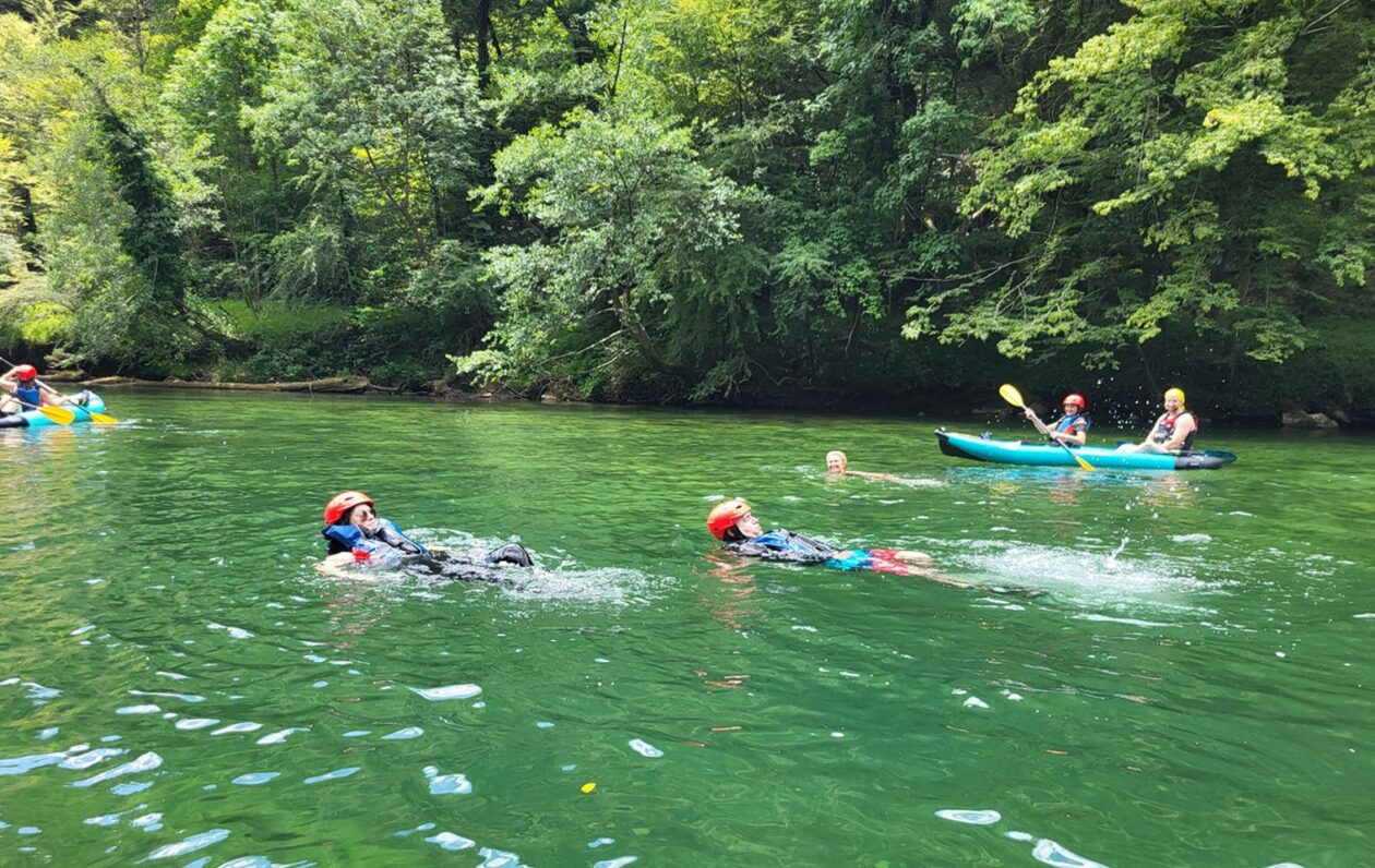 FOTO Raftingom na Kupi članovi Labuda započeli pripreme za Lov na labuđe pero (18) FOTO Raftingom na Kupi članovi Labuda započeli pripreme za Lov na labuđe pero (18)