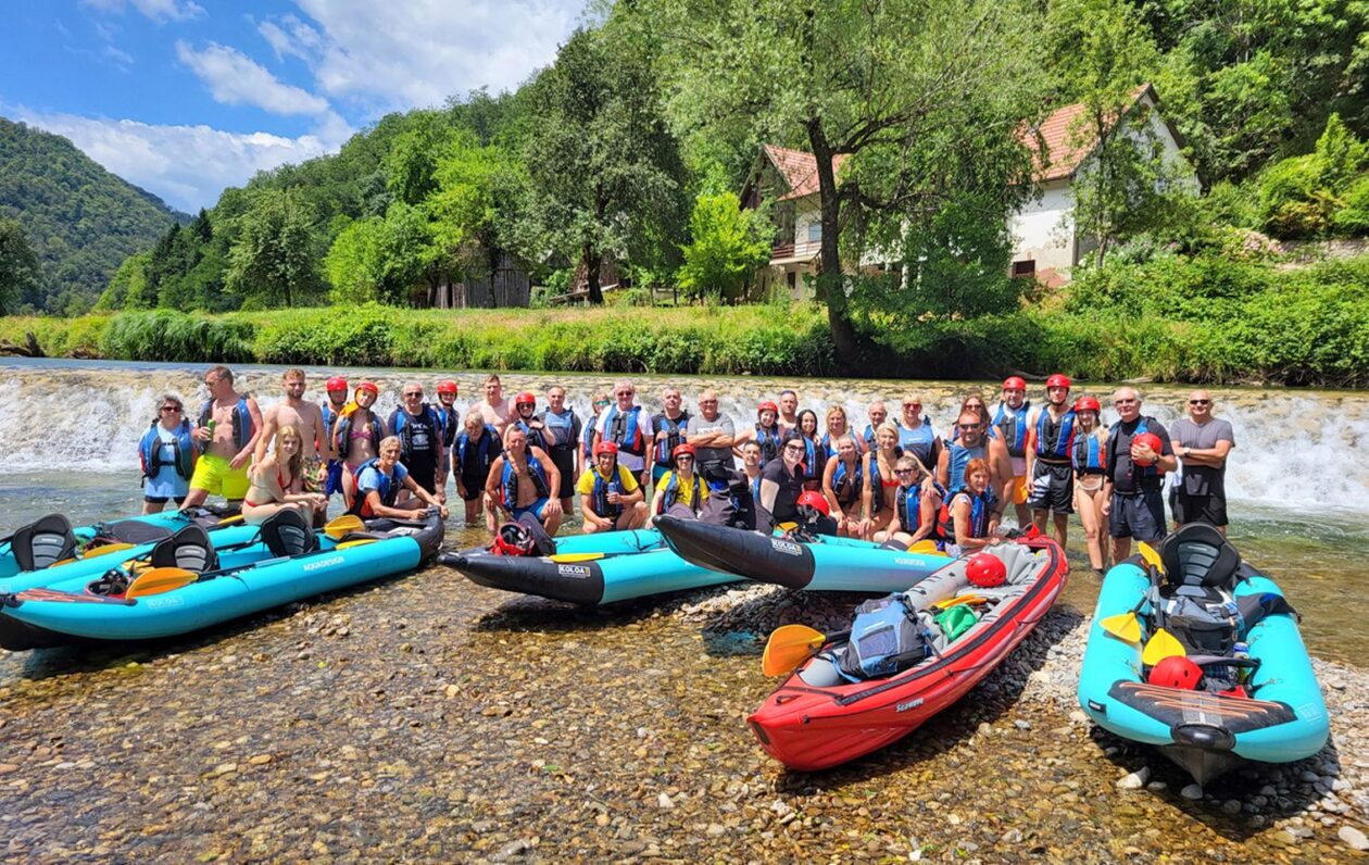 FOTO Raftingom na Kupi članovi Labuda započeli pripreme za Lov na labuđe pero (2) FOTO Raftingom na Kupi članovi Labuda započeli pripreme za Lov na labuđe pero (2)
