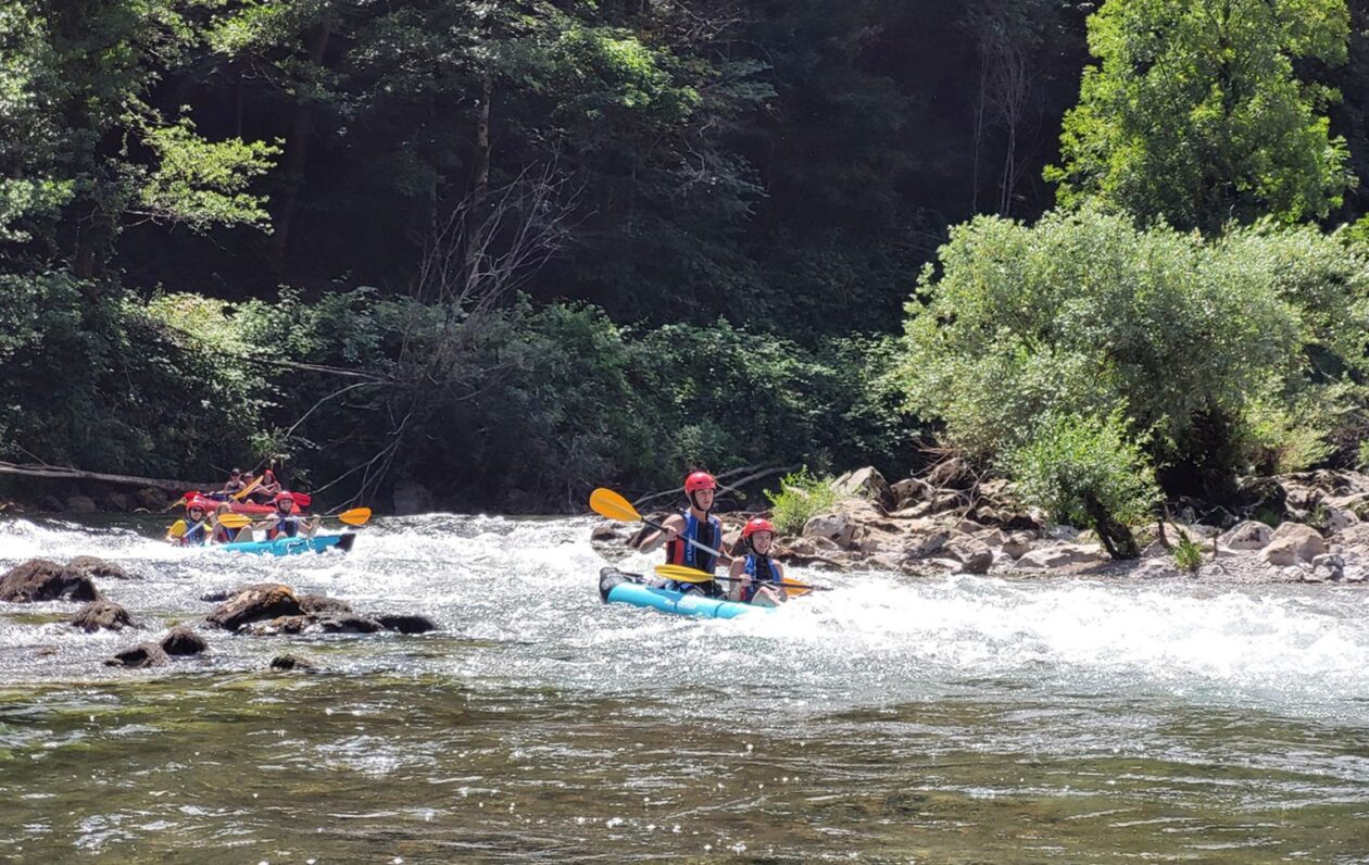 FOTO Raftingom na Kupi članovi Labuda započeli pripreme za Lov na labuđe pero (6) FOTO Raftingom na Kupi članovi Labuda započeli pripreme za Lov na labuđe pero (6)