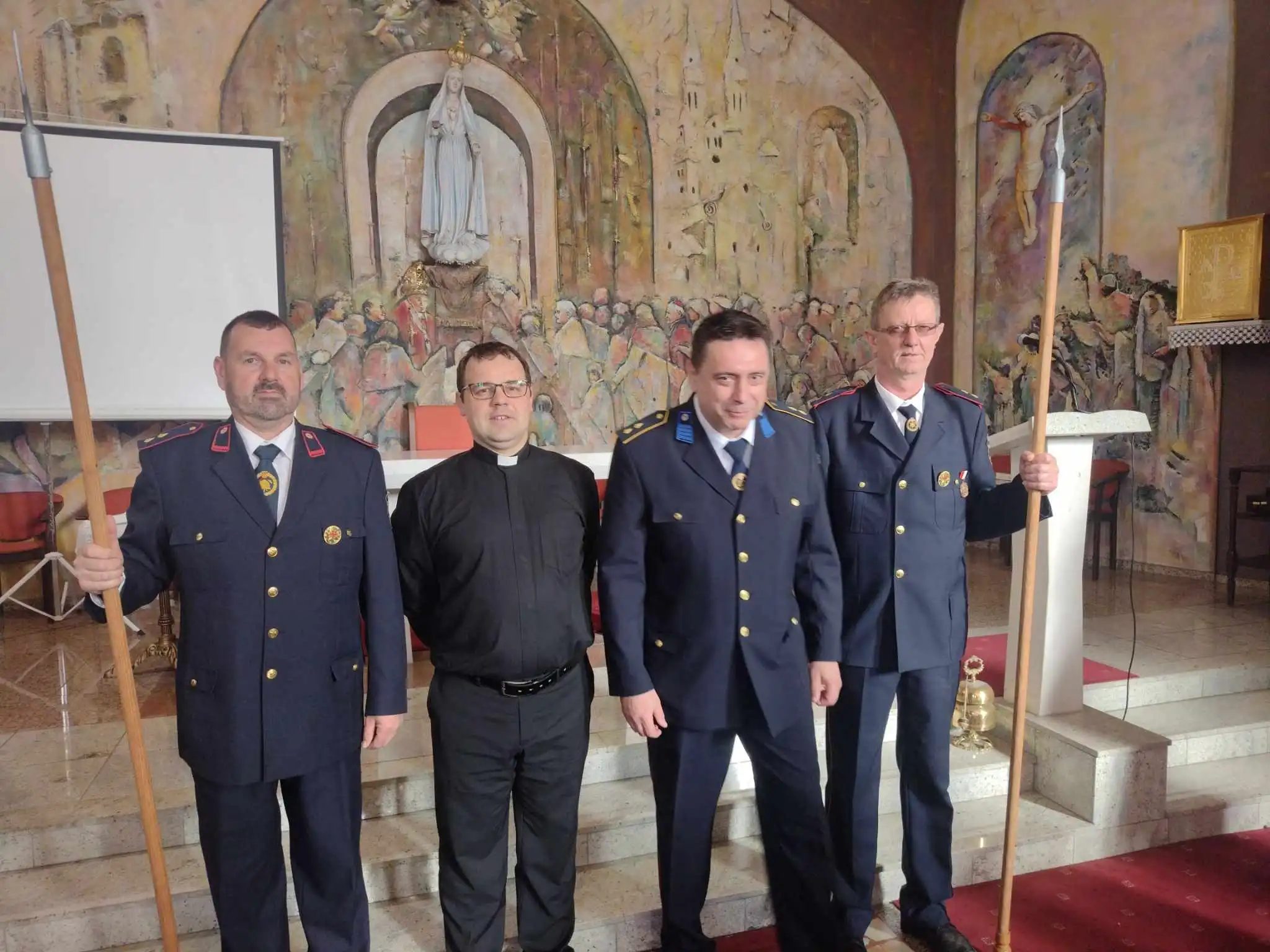 FOTO Vatrogasci DVD Vularije, Orehovice i Podbresta čuvaju Isusov grob (3) FOTO Vatrogasci DVD Vularije, Orehovice i Podbresta čuvaju Isusov grob (3)