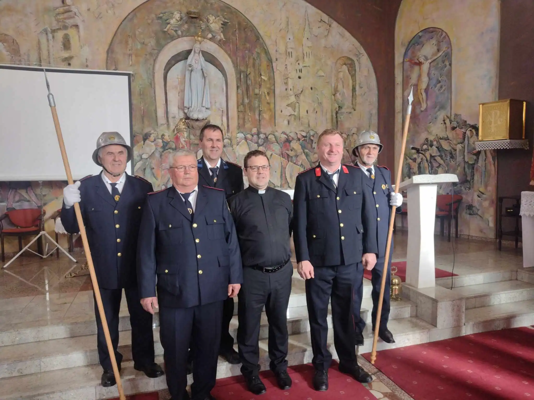 FOTO Vatrogasci DVD Vularije, Orehovice i Podbresta čuvaju Isusov grob (4) FOTO Vatrogasci DVD Vularije, Orehovice i Podbresta čuvaju Isusov grob (4)