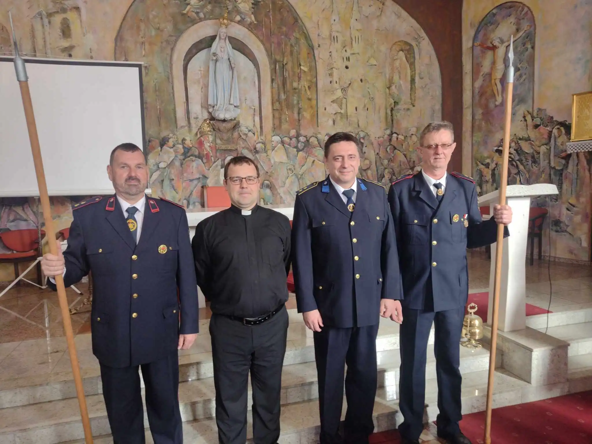 FOTO Vatrogasci DVD Vularije, Orehovice i Podbresta čuvaju Isusov grob (6) FOTO Vatrogasci DVD Vularije, Orehovice i Podbresta čuvaju Isusov grob (6)