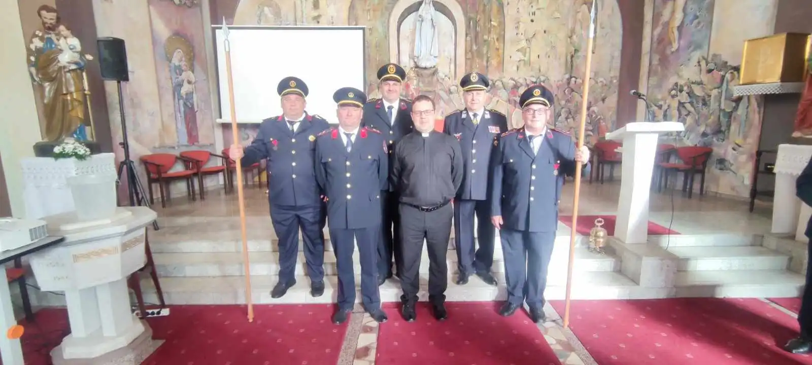 FOTO Vatrogasci DVD Vularije, Orehovice i Podbresta čuvaju Isusov grob (7) FOTO Vatrogasci DVD Vularije, Orehovice i Podbresta čuvaju Isusov grob (7)