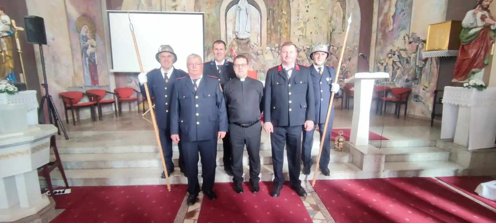 FOTO Vatrogasci DVD Vularije, Orehovice i Podbresta čuvaju Isusov grob (8) FOTO Vatrogasci DVD Vularije, Orehovice i Podbresta čuvaju Isusov grob (8)