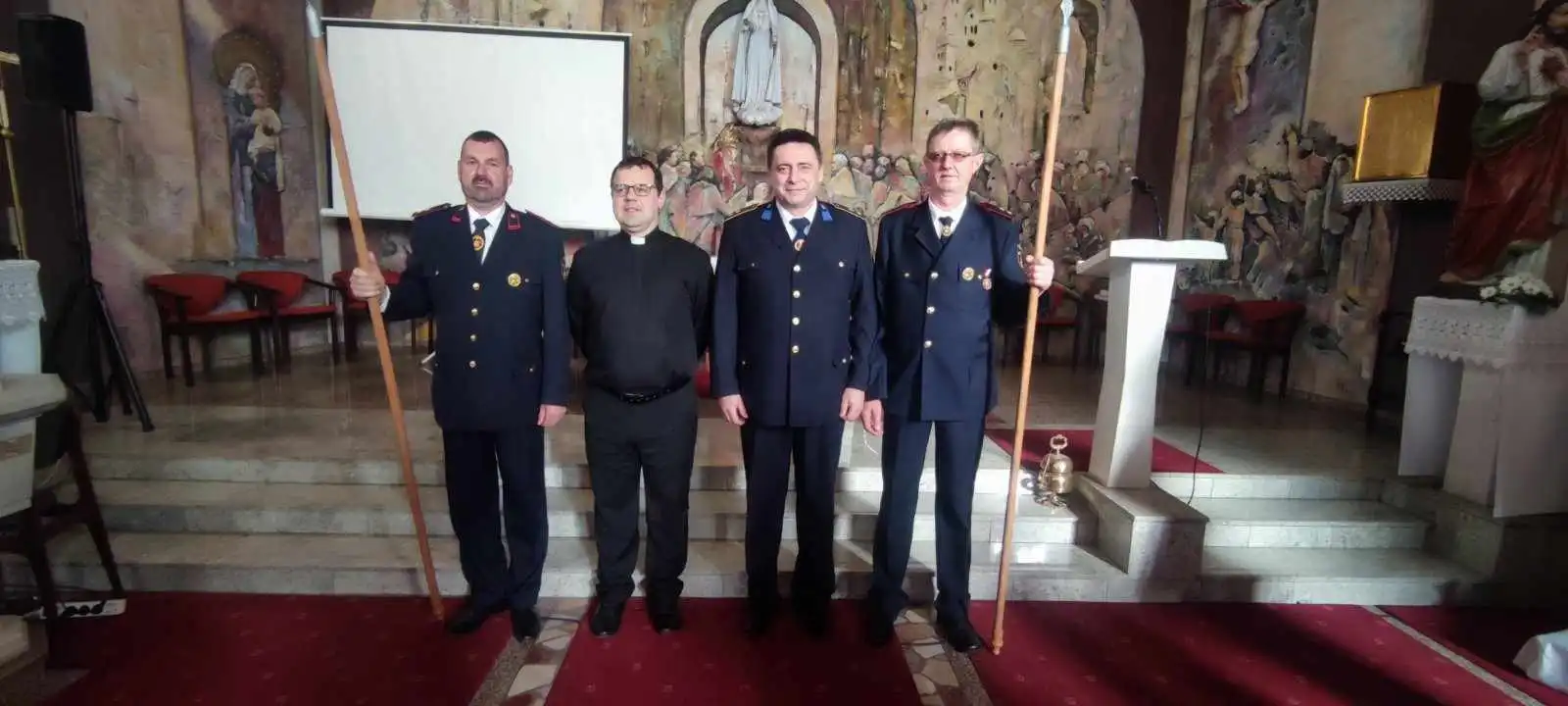 FOTO Vatrogasci DVD Vularije, Orehovice i Podbresta čuvaju Isusov grob (9) FOTO Vatrogasci DVD Vularije, Orehovice i Podbresta čuvaju Isusov grob (9)