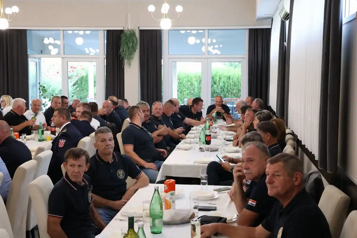 FOTO Župan Posavec odao počast herojima Vukovara na 33. obljetnicu odlaska zadnje smjene policajaca u obranu grada (1)