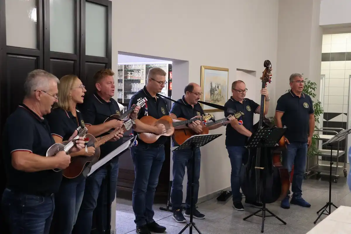 FOTO Župan Posavec odao počast herojima Vukovara na 33. obljetnicu odlaska zadnje smjene policajaca u obranu grada (10)