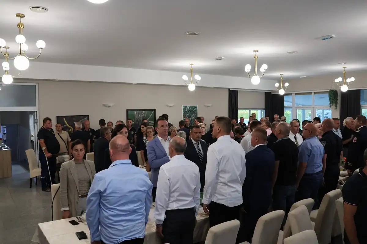 FOTO Župan Posavec odao počast herojima Vukovara na 33. obljetnicu odlaska zadnje smjene policajaca u obranu grada (11)