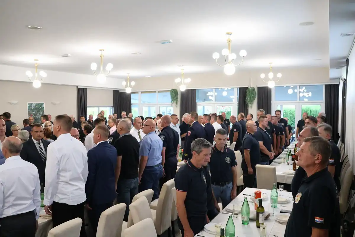 FOTO Župan Posavec odao počast herojima Vukovara na 33. obljetnicu odlaska zadnje smjene policajaca u obranu grada (12)