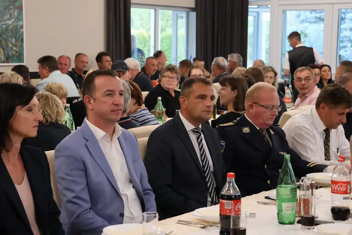 FOTO Župan Posavec odao počast herojima Vukovara na 33. obljetnicu odlaska zadnje smjene policajaca u obranu grada (13)