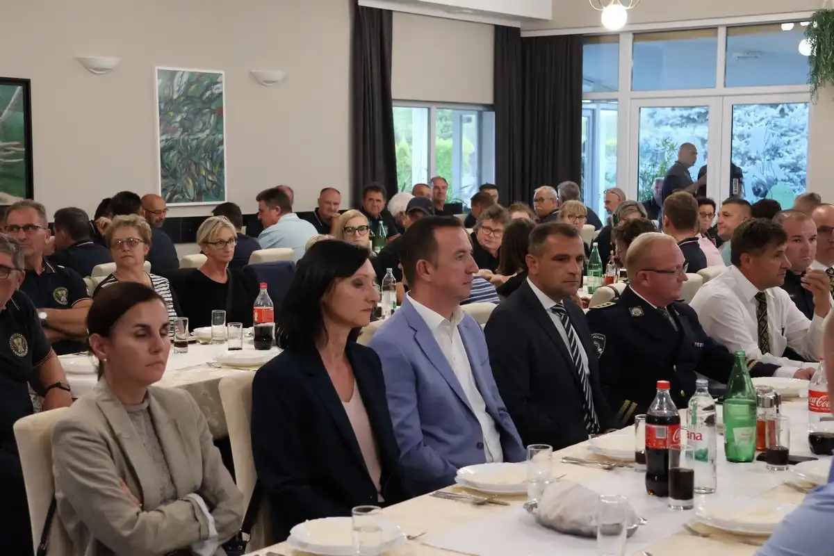 FOTO Župan Posavec odao počast herojima Vukovara na 33. obljetnicu odlaska zadnje smjene policajaca u obranu grada (14)