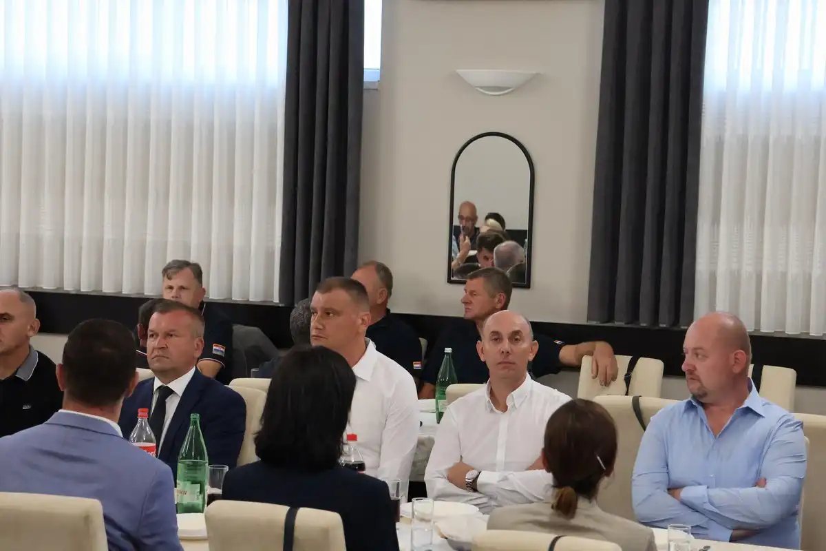 FOTO Župan Posavec odao počast herojima Vukovara na 33. obljetnicu odlaska zadnje smjene policajaca u obranu grada (15)