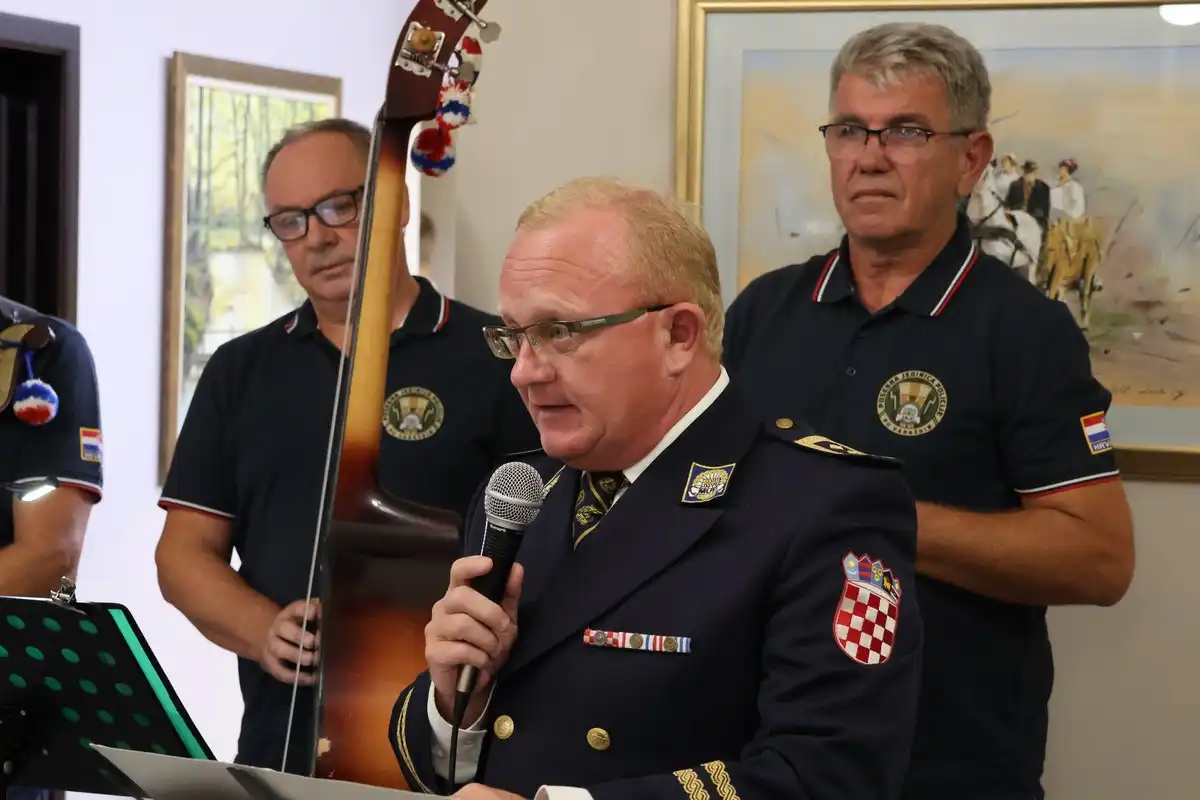 FOTO Župan Posavec odao počast herojima Vukovara na 33. obljetnicu odlaska zadnje smjene policajaca u obranu grada (17)