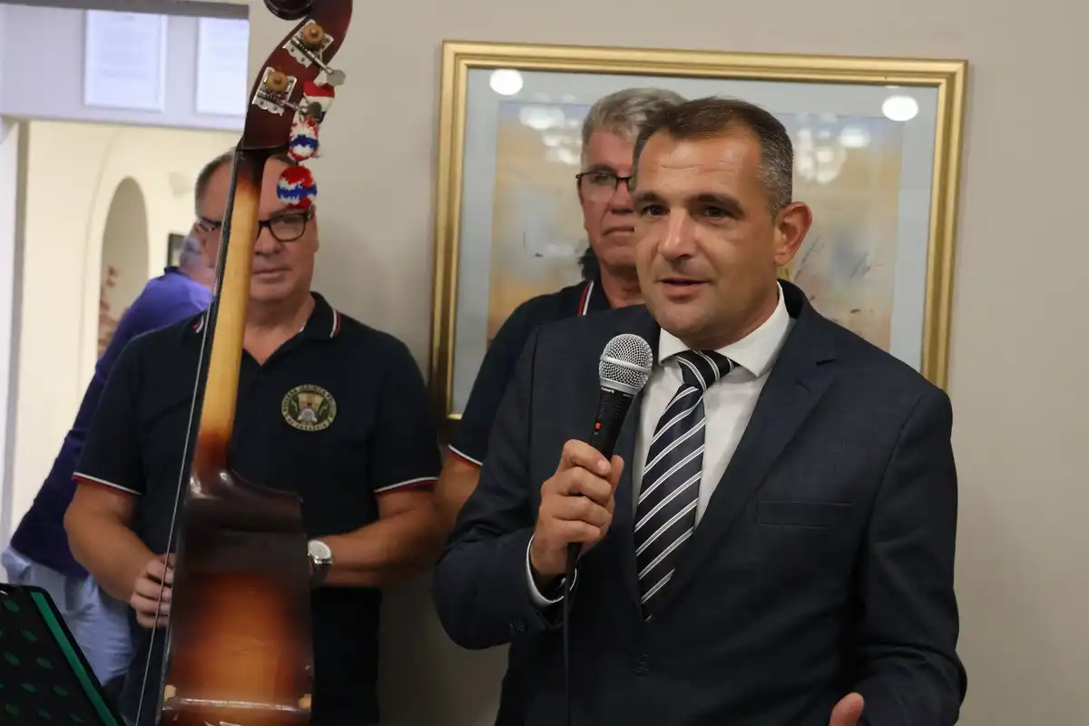 FOTO Župan Posavec odao počast herojima Vukovara na 33. obljetnicu odlaska zadnje smjene policajaca u obranu grada (19)