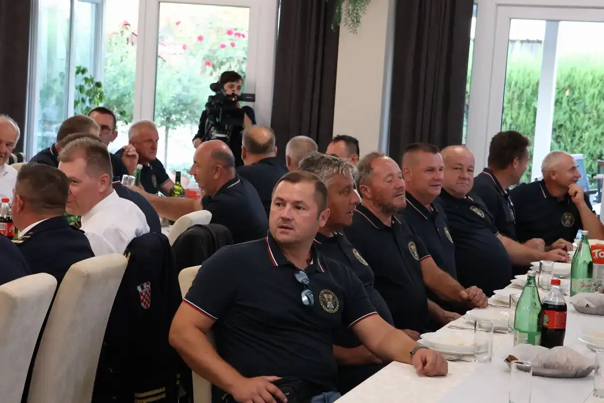 FOTO Župan Posavec odao počast herojima Vukovara na 33. obljetnicu odlaska zadnje smjene policajaca u obranu grada (2)