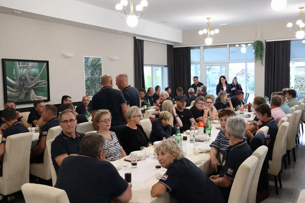 FOTO Župan Posavec odao počast herojima Vukovara na 33. obljetnicu odlaska zadnje smjene policajaca u obranu grada (4)