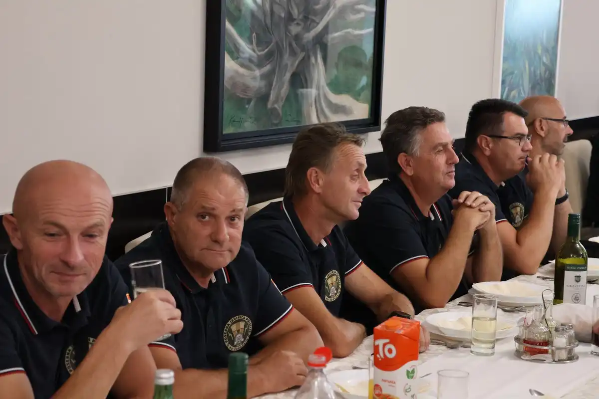 FOTO Župan Posavec odao počast herojima Vukovara na 33. obljetnicu odlaska zadnje smjene policajaca u obranu grada (5)